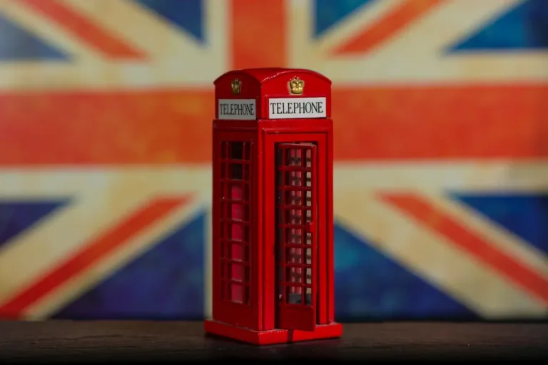 telefonkiosk framför Storbritanniens flagga